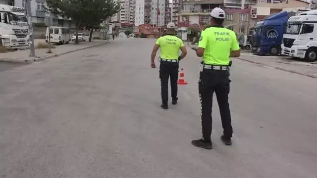 Son dakika haber: Yer altı çöp konteynerine düşen çocuğu bekçi ve polisler kurtardı Son dakika haber: Yer altı çöp konteynerine düşen çocuğu bekçi ve polisler kurtardı