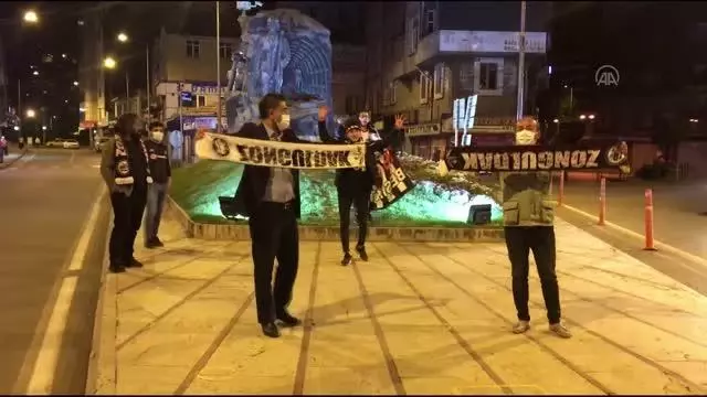 ZONGULDAK - Beşiktaşlı taraftarların şampiyonluk sevinci ZONGULDAK - Beşiktaşlı taraftarların şampiyonluk sevinci