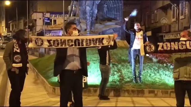 ZONGULDAK - Beşiktaşlı taraftarların şampiyonluk sevinci ZONGULDAK - Beşiktaşlı taraftarların şampiyonluk sevinci