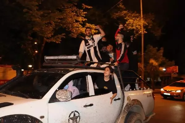 TEBRİK EDİP EVLERİNE GÖNDERDİ TEBRİK EDİP EVLERİNE GÖNDERDİ
