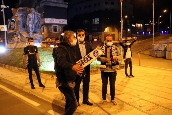 TEBRİK EDİP EVLERİNE GÖNDERDİ TEBRİK EDİP EVLERİNE GÖNDERDİ