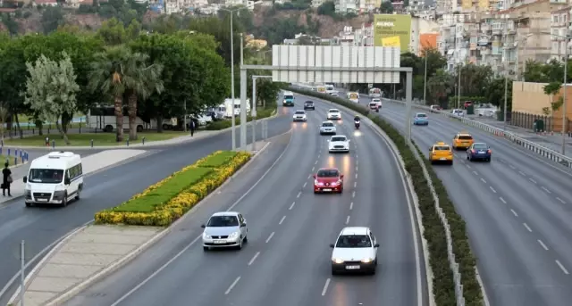 17 günlük tam kapanma sona erdi: İzmir'de hareketlilik başladı 17 günlük tam kapanma sona erdi: İzmir'de hareketlilik başladı