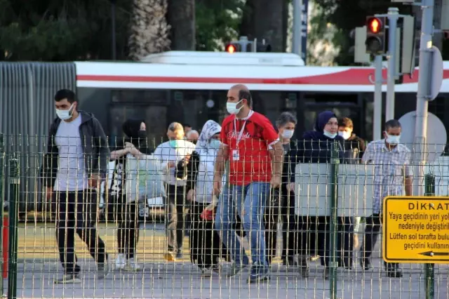 17 günlük tam kapanma sona erdi: İzmir'de hareketlilik başladı 17 günlük tam kapanma sona erdi: İzmir'de hareketlilik başladı