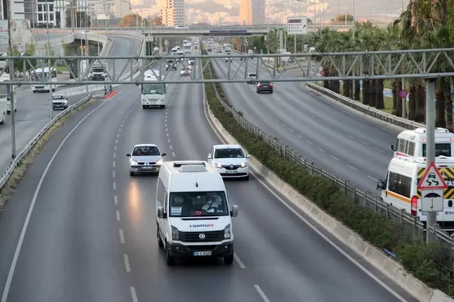 17 günlük tam kapanma sona erdi: İzmir'de hareketlilik başladı 17 günlük tam kapanma sona erdi: İzmir'de hareketlilik başladı