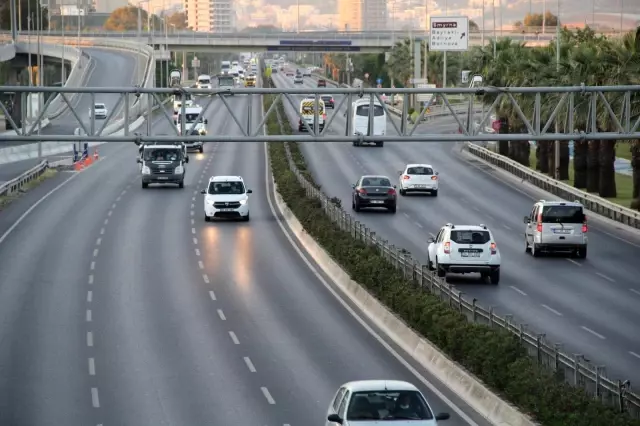 17 günlük tam kapanma sona erdi: İzmir'de hareketlilik başladı 17 günlük tam kapanma sona erdi: İzmir'de hareketlilik başladı