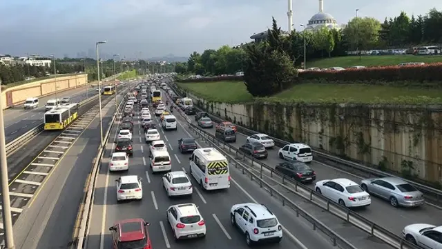 17 günlük tam kapanma sonrası İstanbul'da trafik yoğunluğu 17 günlük tam kapanma sonrası İstanbul'da trafik yoğunluğu