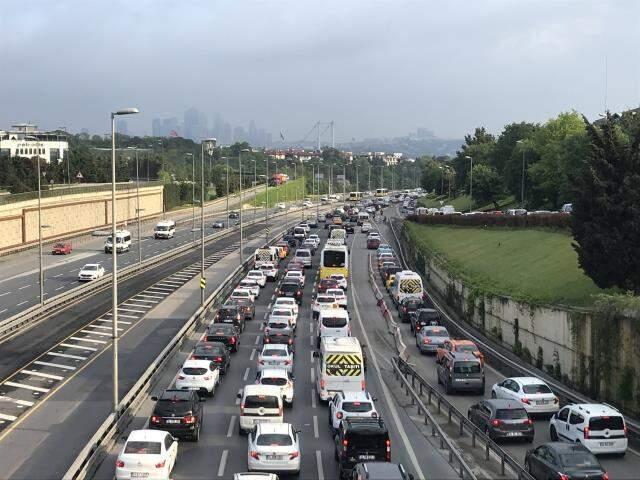 17 günlük tam kapanma sonrası İstanbul'da trafik yoğunluğu 17 günlük tam kapanma sonrası İstanbul'da trafik yoğunluğu
