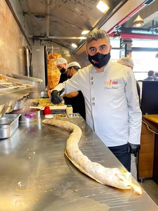 Adanalı Mehmet İkram Usta'nın 'Piton Döneri'nin ünü şehir dışına taştı Adanalı Mehmet İkram Usta'nın 'Piton Döneri'nin ünü şehir dışına taştı