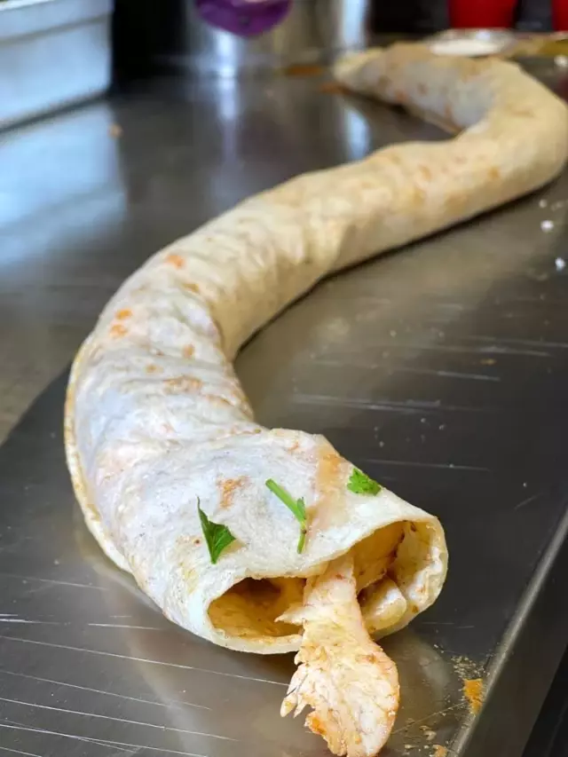 Adanalı Mehmet İkram Usta'nın 'Piton Döneri'nin ünü şehir dışına taştı Adanalı Mehmet İkram Usta'nın 'Piton Döneri'nin ünü şehir dışına taştı