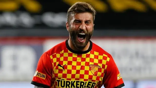 Adı Fenerbahçe ile anılan Alpaslan Öztürk, Göztepe'ye veda etti Adı Fenerbahçe ile anılan Alpaslan Öztürk, Göztepe'ye veda etti