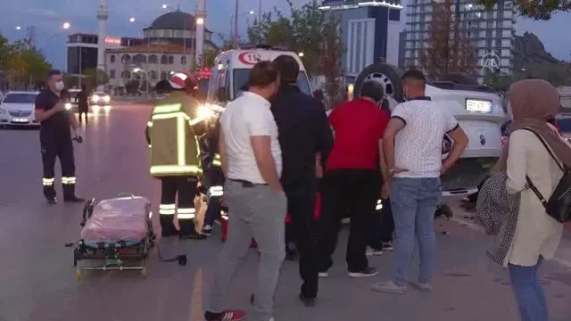 AFYONKARAHİSAR - Köpeğe çarpmamak için kaza yaptı AFYONKARAHİSAR - Köpeğe çarpmamak için kaza yaptı