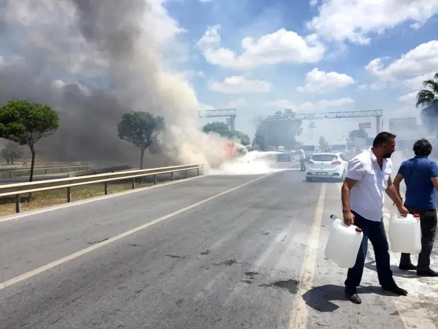 Alevler arasında kalan araçtan yanarak çıktı Alevler arasında kalan araçtan yanarak çıktı