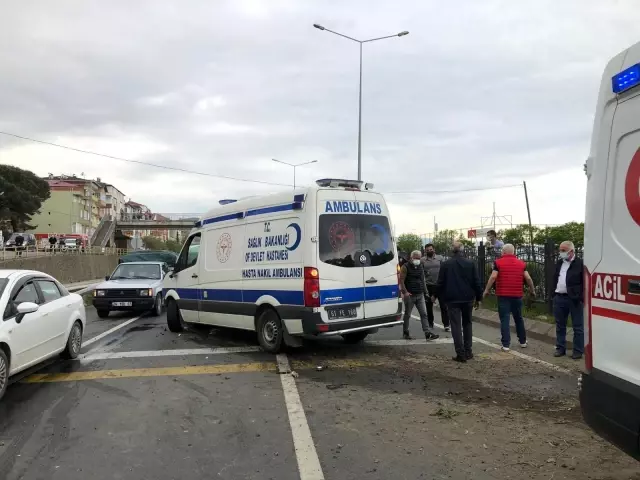 Ambulans kaza yaptı: 4 yaralı Ambulans kaza yaptı: 4 yaralı
