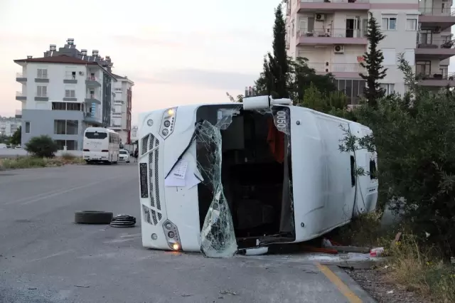 Antalya'da midibüs ile otomobil çarpıştı: 2 yaralı Antalya'da midibüs ile otomobil çarpıştı: 2 yaralı