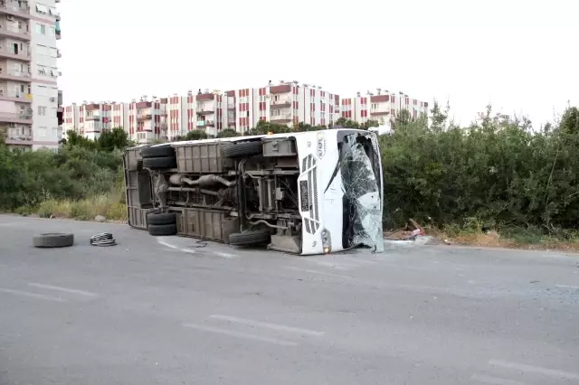 Antalya'da midibüs ile otomobil çarpıştı: 2 yaralı Antalya'da midibüs ile otomobil çarpıştı: 2 yaralı