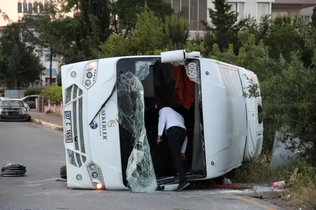 Antalya'da midibüs ile otomobil çarpıştı: 2 yaralı Antalya'da midibüs ile otomobil çarpıştı: 2 yaralı