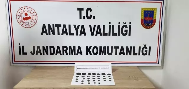 Antalya'da Roma ve Bizans dönemine ait 32 adet sikke ele geçirildi Antalya'da Roma ve Bizans dönemine ait 32 adet sikke ele geçirildi