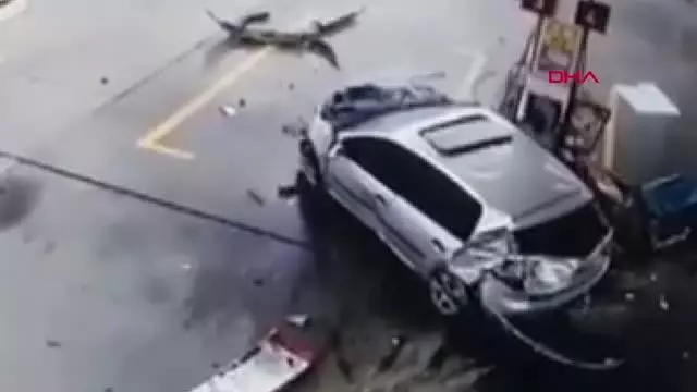 Son dakika: ARNAVUTKÖY'DE OTOMOBİLİN AKARYAKIT İSTASYONUNA GİRDİĞİ KAZA ANLARI KAMERADA Son dakika: ARNAVUTKÖY'DE OTOMOBİLİN AKARYAKIT İSTASYONUNA GİRDİĞİ KAZA ANLARI KAMERADA