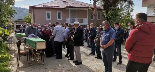 Son dakika haberleri: GİRESUN BALTAYLA ÖLDÜRDÜĞÜ ANNESİ İLE YAN YANA TOPRAĞA VERİLDİ