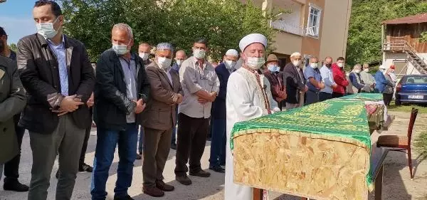 Son dakika haberleri: GİRESUN BALTAYLA ÖLDÜRDÜĞÜ ANNESİ İLE YAN YANA TOPRAĞA VERİLDİ
