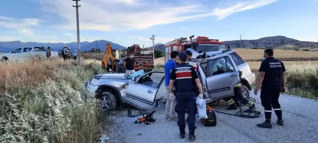 Direksiyon hakimiyetini kaybeden sürücü beton elektrik direğine çarptı: 2 ölü Direksiyon hakimiyetini kaybeden sürücü beton elektrik direğine çarptı: 2 ölü