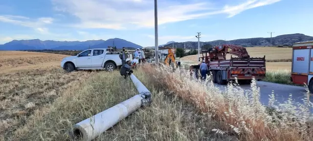 Direksiyon hakimiyetini kaybeden sürücü beton elektrik direğine çarptı: 2 ölü Direksiyon hakimiyetini kaybeden sürücü beton elektrik direğine çarptı: 2 ölü