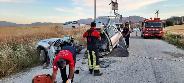 Direksiyon hakimiyetini kaybeden sürücü beton elektrik direğine çarptı: 2 ölü Direksiyon hakimiyetini kaybeden sürücü beton elektrik direğine çarptı: 2 ölü