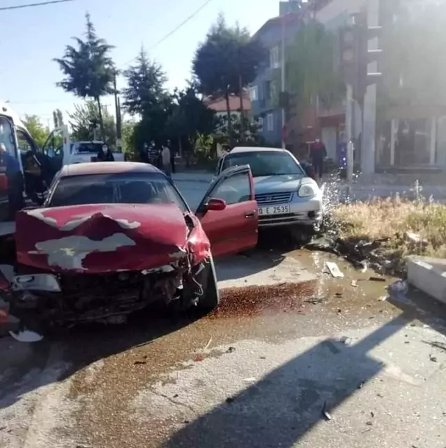Burdur'da otomobiller çarpıştı: 1 yaralı Burdur'da otomobiller çarpıştı: 1 yaralı