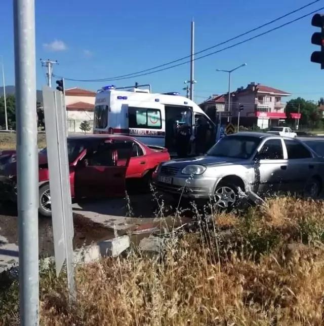 Burdur'da otomobiller çarpıştı: 1 yaralı Burdur'da otomobiller çarpıştı: 1 yaralı