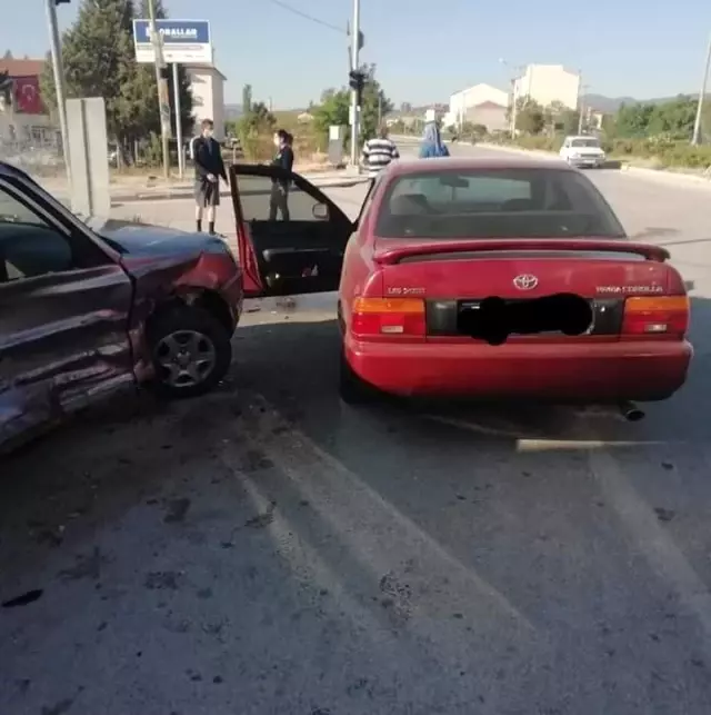 Burdur'da otomobiller çarpıştı: 1 yaralı Burdur'da otomobiller çarpıştı: 1 yaralı