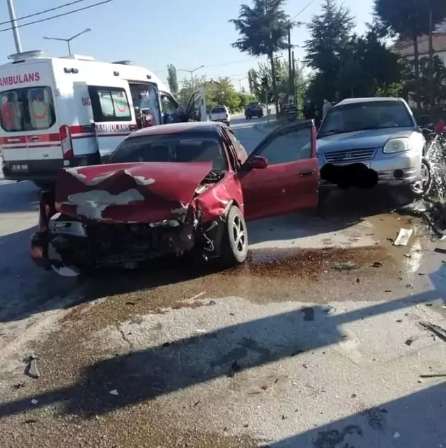 Burdur'da otomobiller çarpıştı: 1 yaralı Burdur'da otomobiller çarpıştı: 1 yaralı