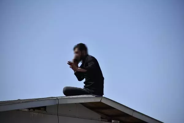 İntihar etmek için çatıya çıktı, telefonla konuşurken polis müdahale etti İntihar etmek için çatıya çıktı, telefonla konuşurken polis müdahale etti