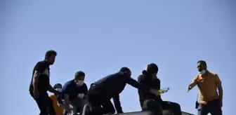 İntihar etmek için çatıya çıktı, telefonla konuşurken polis müdahale etti