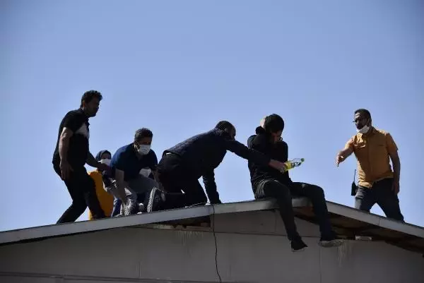 İntihar etmek için çatıya çıktı, telefonla konuşurken polis müdahale etti İntihar etmek için çatıya çıktı, telefonla konuşurken polis müdahale etti