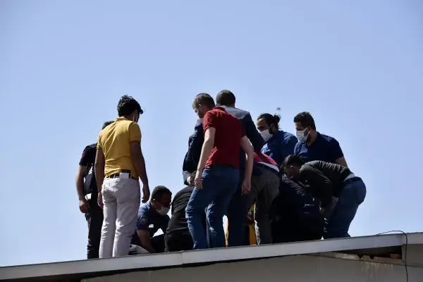 İntihar etmek için çatıya çıktı, telefonla konuşurken polis müdahale etti İntihar etmek için çatıya çıktı, telefonla konuşurken polis müdahale etti