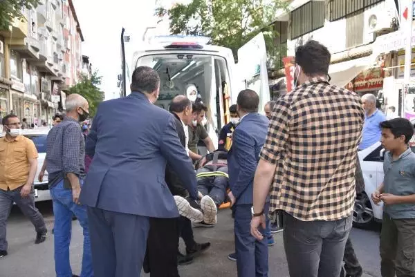 İntihar etmek için çatıya çıktı, telefonla konuşurken polis müdahale etti İntihar etmek için çatıya çıktı, telefonla konuşurken polis müdahale etti