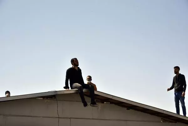 İntihar etmek için çatıya çıktı, telefonla konuşurken polis müdahale etti İntihar etmek için çatıya çıktı, telefonla konuşurken polis müdahale etti