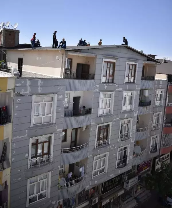 İntihar etmek için çatıya çıktı, telefonla konuşurken polis müdahale etti İntihar etmek için çatıya çıktı, telefonla konuşurken polis müdahale etti