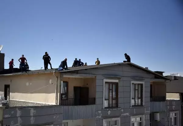 İntihar etmek için çatıya çıktı, telefonla konuşurken polis müdahale etti İntihar etmek için çatıya çıktı, telefonla konuşurken polis müdahale etti