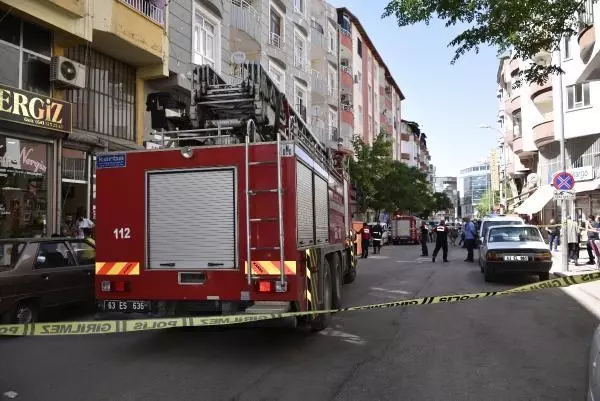 İntihar etmek için çatıya çıktı, telefonla konuşurken polis müdahale etti İntihar etmek için çatıya çıktı, telefonla konuşurken polis müdahale etti