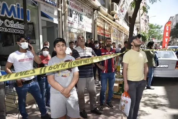 İntihar etmek için çatıya çıktı, telefonla konuşurken polis müdahale etti İntihar etmek için çatıya çıktı, telefonla konuşurken polis müdahale etti