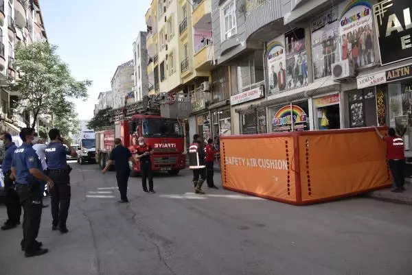İntihar etmek için çatıya çıktı, telefonla konuşurken polis müdahale etti İntihar etmek için çatıya çıktı, telefonla konuşurken polis müdahale etti