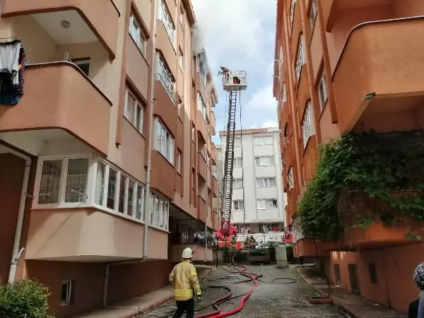 ÇEKMEKÖY'DE EVDE ÇIKAN YANGINDA 2 KİŞİ DUMANDAN ETKİLENDİ ÇEKMEKÖY'DE EVDE ÇIKAN YANGINDA 2 KİŞİ DUMANDAN ETKİLENDİ