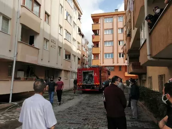 ÇEKMEKÖY'DE EVDE ÇIKAN YANGINDA 2 KİŞİ DUMANDAN ETKİLENDİ ÇEKMEKÖY'DE EVDE ÇIKAN YANGINDA 2 KİŞİ DUMANDAN ETKİLENDİ