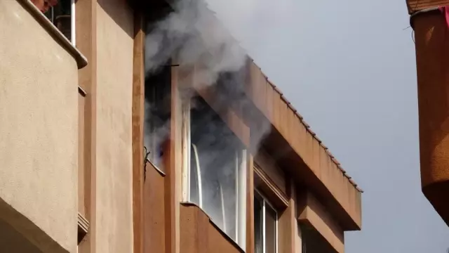 Çekmeköy'de sitede korkutan yangın: 2 kişi mahsur kaldı Çekmeköy'de sitede korkutan yangın: 2 kişi mahsur kaldı