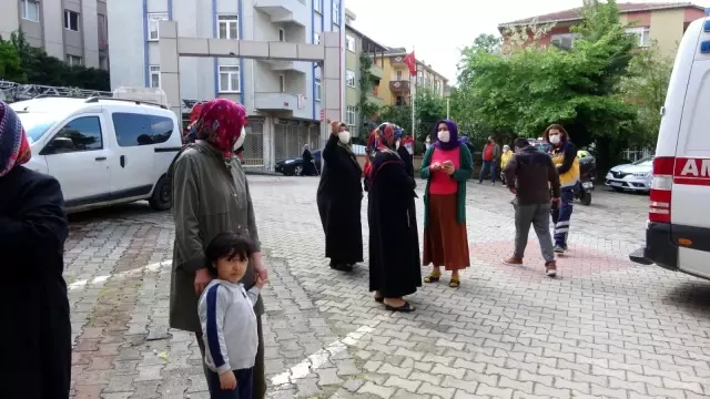 Çekmeköy'de sitede korkutan yangın: 2 kişi mahsur kaldı Çekmeköy'de sitede korkutan yangın: 2 kişi mahsur kaldı