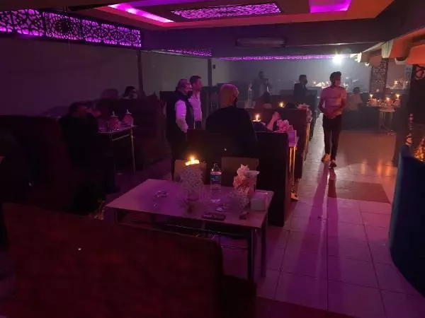 DAHA ÖNCE 3 KEZ MÜHÜRLENEN EĞLENCE MEKANINA BASKIN; 45 KİŞİYE 283 BİN 500 LİRA CEZA DAHA ÖNCE 3 KEZ MÜHÜRLENEN EĞLENCE MEKANINA BASKIN; 45 KİŞİYE 283 BİN 500 LİRA CEZA
