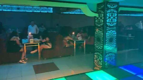 DAHA ÖNCE 3 KEZ MÜHÜRLENEN EĞLENCE MEKANINA BASKIN; 45 KİŞİYE 283 BİN 500 LİRA CEZA DAHA ÖNCE 3 KEZ MÜHÜRLENEN EĞLENCE MEKANINA BASKIN; 45 KİŞİYE 283 BİN 500 LİRA CEZA