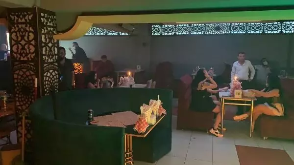 DAHA ÖNCE 3 KEZ MÜHÜRLENEN EĞLENCE MEKANINA BASKIN; 45 KİŞİYE 283 BİN 500 LİRA CEZA DAHA ÖNCE 3 KEZ MÜHÜRLENEN EĞLENCE MEKANINA BASKIN; 45 KİŞİYE 283 BİN 500 LİRA CEZA