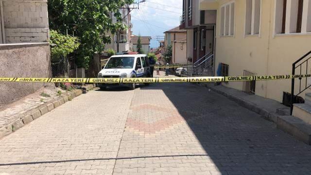 Damadıyla birlikte evini basan dünürünü göğsünden bıçakladı Damadıyla birlikte evini basan dünürünü göğsünden bıçakladı